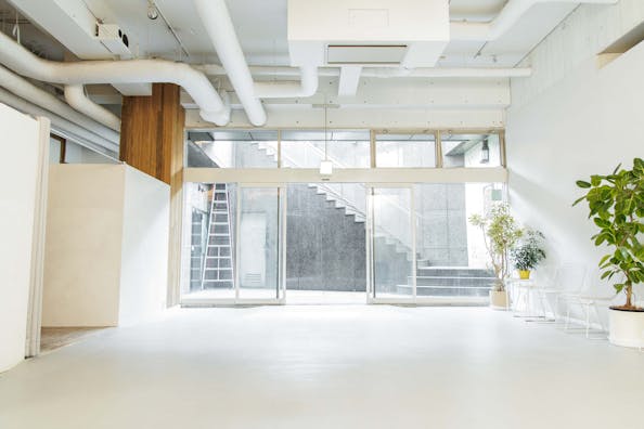【渋谷駅7分】展示会や撮影に適した白い内装の天井が高く開放感のあるレンタルスペース