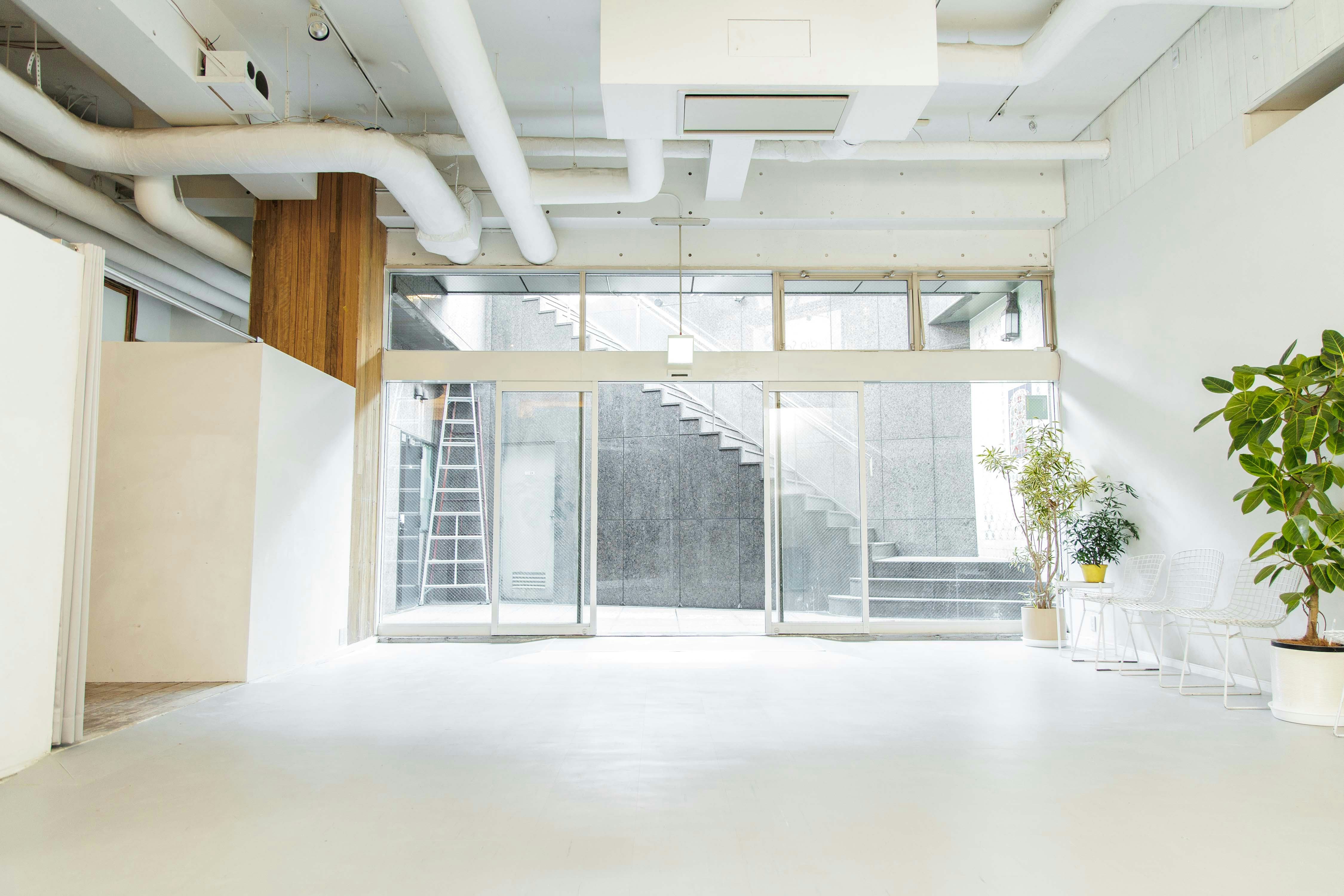 【渋谷駅7分】展示会や撮影に適した白い内装の天井が高く開放感のあるStudio Sola
