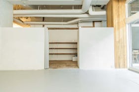 【渋谷駅7分】展示会や撮影に適した白い内装の天井が高く開放感のあるレンタルスペース