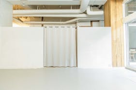 【渋谷駅7分】展示会や撮影に適した白い内装の天井が高く開放感のあるレンタルスペース