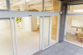 【渋谷駅7分】展示会や撮影に適した白い内装の天井が高く開放感のあるレンタルスペース