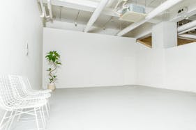 【渋谷駅7分】展示会や撮影に適した白い内装の天井が高く開放感のあるレンタルスペース