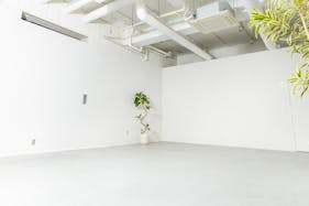 【渋谷駅7分】展示会や撮影に適した白い内装の天井が高く開放感のあるレンタルスペース