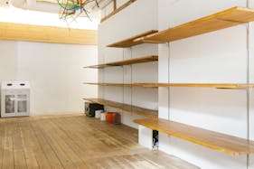 【渋谷駅7分】展示会や撮影に適した白い内装の天井が高く開放感のあるレンタルスペース