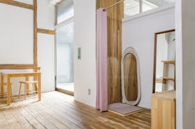 【渋谷駅7分】展示会や撮影に適した白い内装の天井が高く開放感のあるレンタルスペース