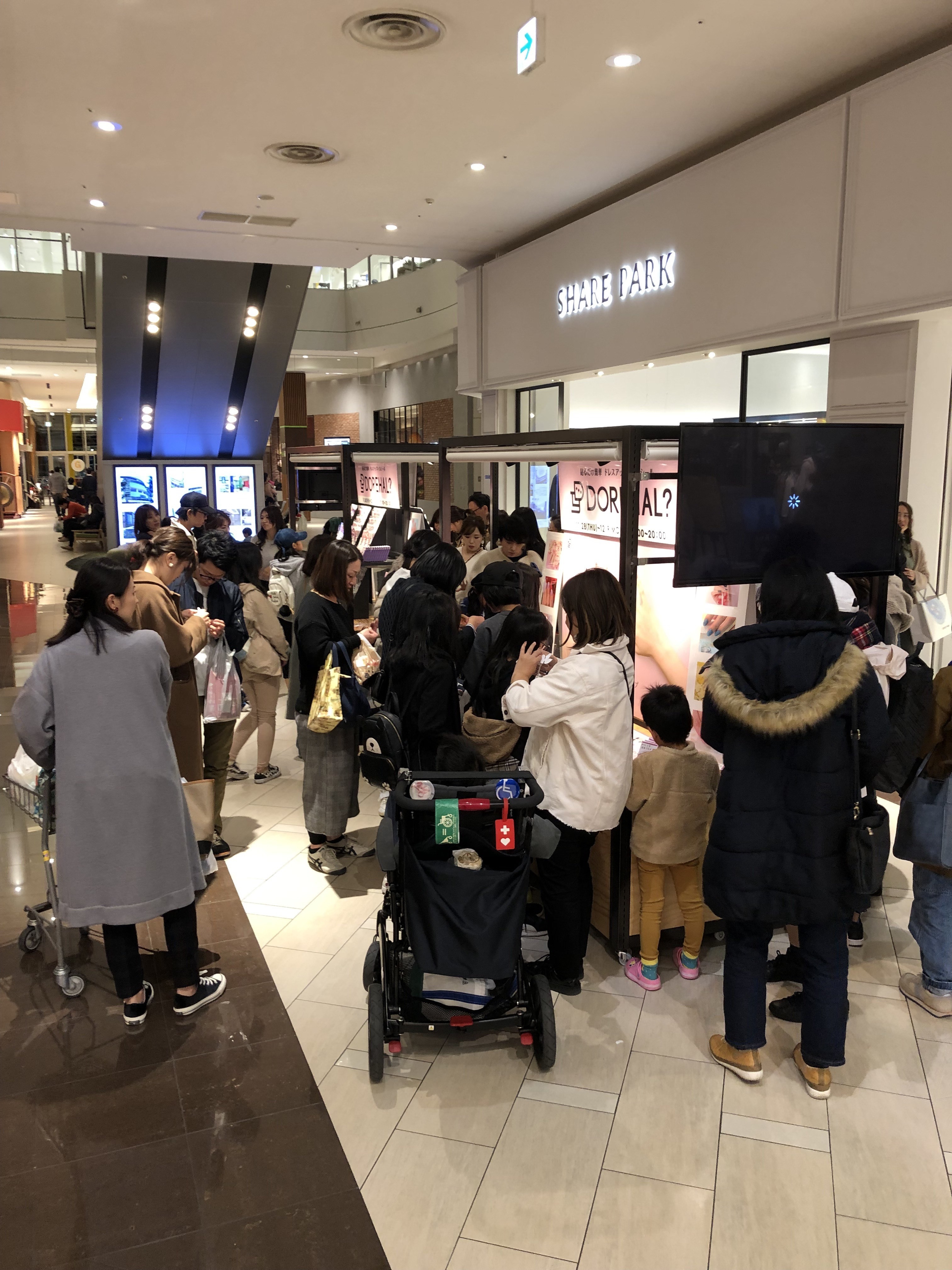 休日の13-16時はたくさんのお客様がいらっしゃいます