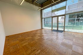 【矢場町駅6分】展示会に最適 白壁×木造床のスタイリッシュなレンタルスペース