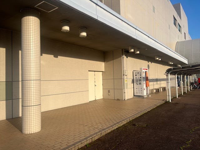 【千代田サンクスショッピングセンター】キッチンカーに利用可能な屋外スペース（店舗入り口から左）の画像