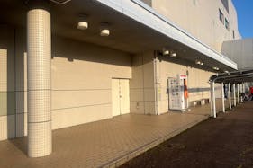 【千代田サンクスショッピングセンター】キッチンカーに利用可能な屋外スペース(店舗入り口から左)