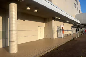 【千代田サンクスショッピングセンター】キッチンカーに利用可能な屋外スペース(店舗入り口から左)