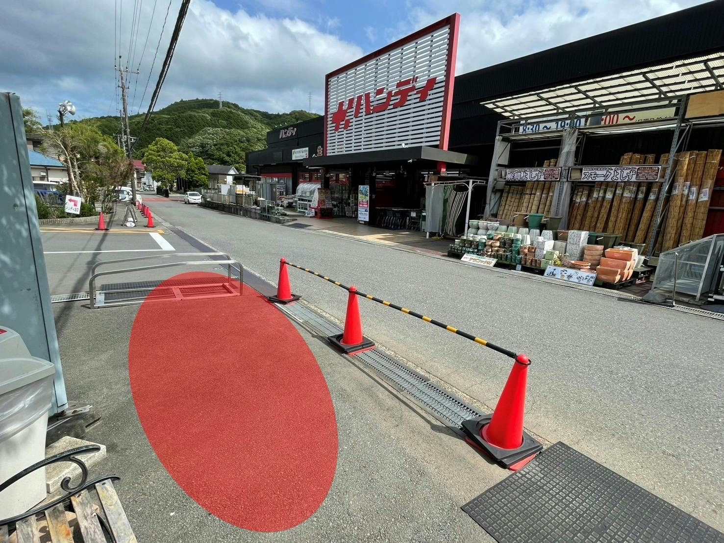 【ハンディホームセンター 伊東店】キッチンカーや物販に適したホームセンター敷地内の正面入口近くのキッチンカースペース