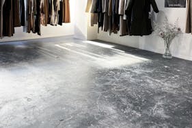 【渋谷駅6分/3F】展示会やアパレルのPOPUPなどに最適な明るい白い内装の稼働壁が便利なスペース