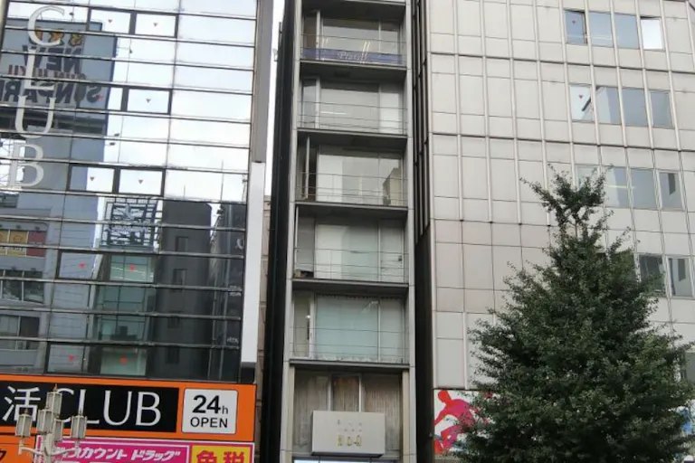 路面駅前ビル1階 目の前交差点