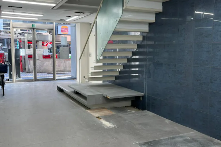 店舗側から路面入り口画像