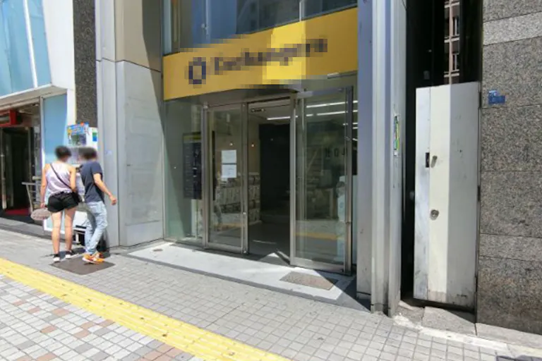 店頭入り口外観(看板は変更となっております)