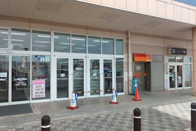 【ミスターマックス 橋本店】1階ミスターマックス店頭ATM前 販促プロモーションや物販用途に最適な総合ディスカウントストアの催事イベントスペース