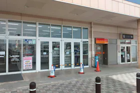 【ミスターマックス 橋本店】1階ミスターマックス店頭ATM前 販促プロモーションや物販用途に最適な総合ディスカウントストアの催事イベントスペース