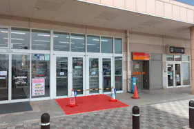 【ミスターマックス 橋本店】1階ミスターマックス店頭ATM前 販促プロモーションや物販用途に最適な総合ディスカウントストアの催事イベントスペース