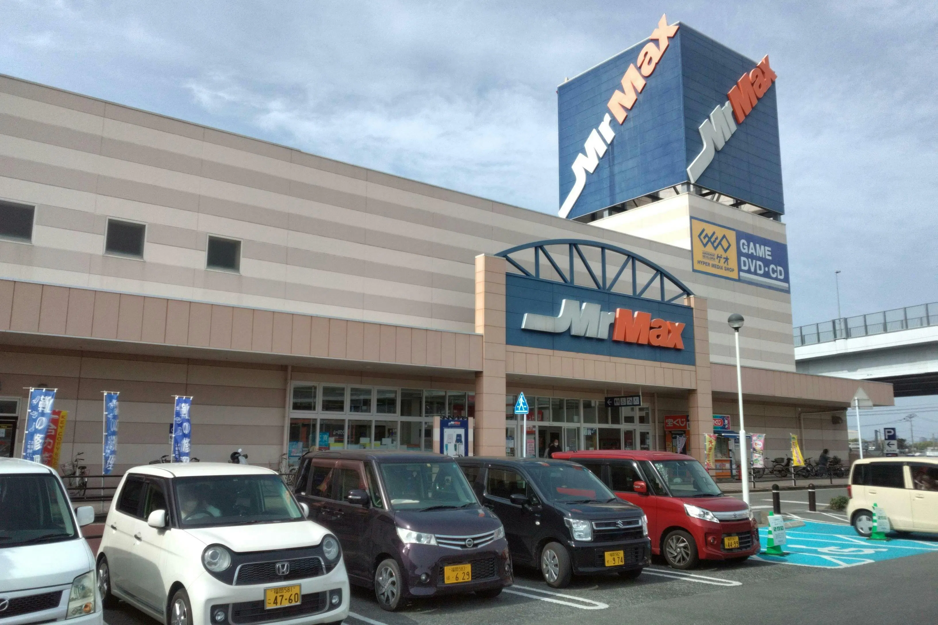 【ミスターマックス 橋本店】1階ミスターマックス店頭ATM前 物販用途に最適な総合ディスカウントストアの催事イベントスペース