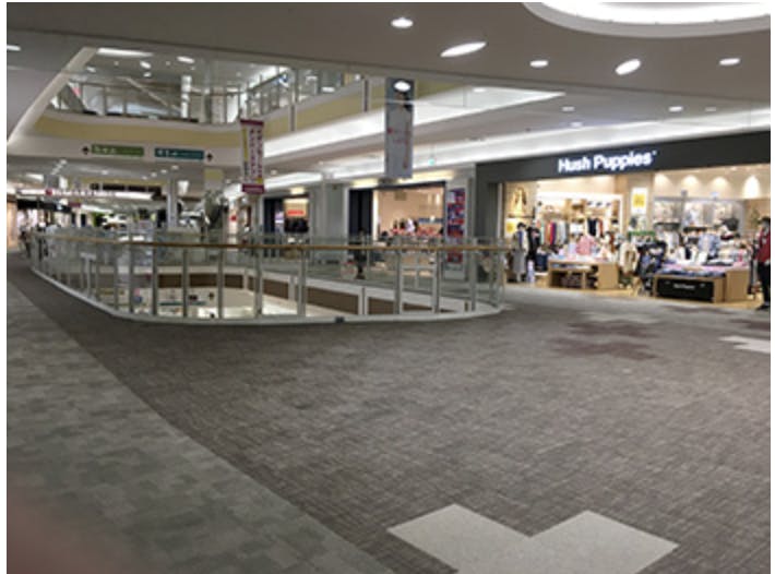 【イオンモール千葉ニュータウン】モール棟2F東エスカレーター前の画像