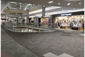 【イオンモール千葉ニュータウン】モール棟2F東エスカレーター前