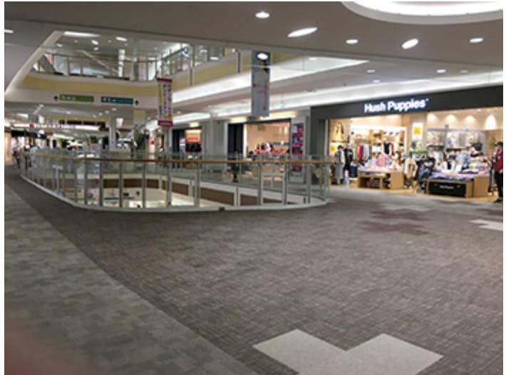 【イオンモール千葉ニュータウン】モール棟2F東エスカレーター前