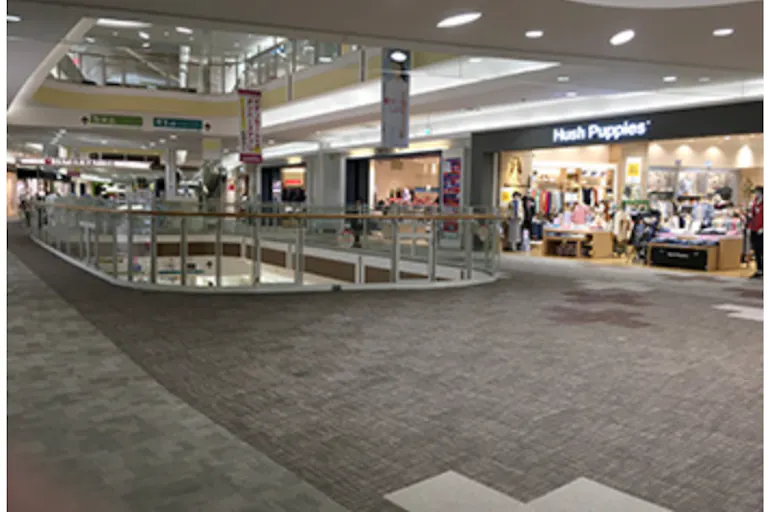 【イオンモール千葉ニュータウン】モール棟2F東エスカレーター前の画像1