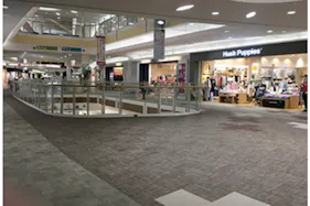 【イオンモール千葉ニュータウン】モール棟2F東エスカレーター前