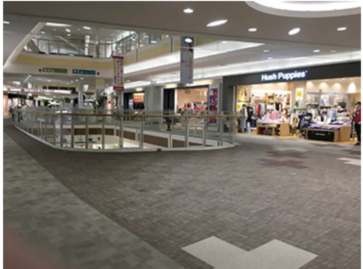 【イオンモール千葉ニュータウン】モール棟2F東エスカレーター前の画像