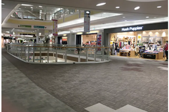 【イオンモール千葉ニュータウン】モール棟2F東エスカレーター前