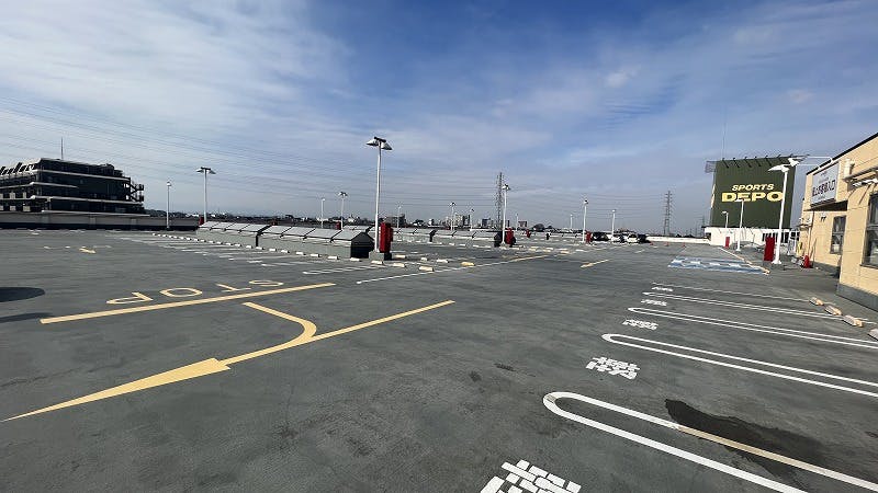 【ヘイワールド!!/スカイエリア】車両展示会やマルシェ等の大規模屋外イベントに最適な地域密着型の商業施設屋上のイベントスペース