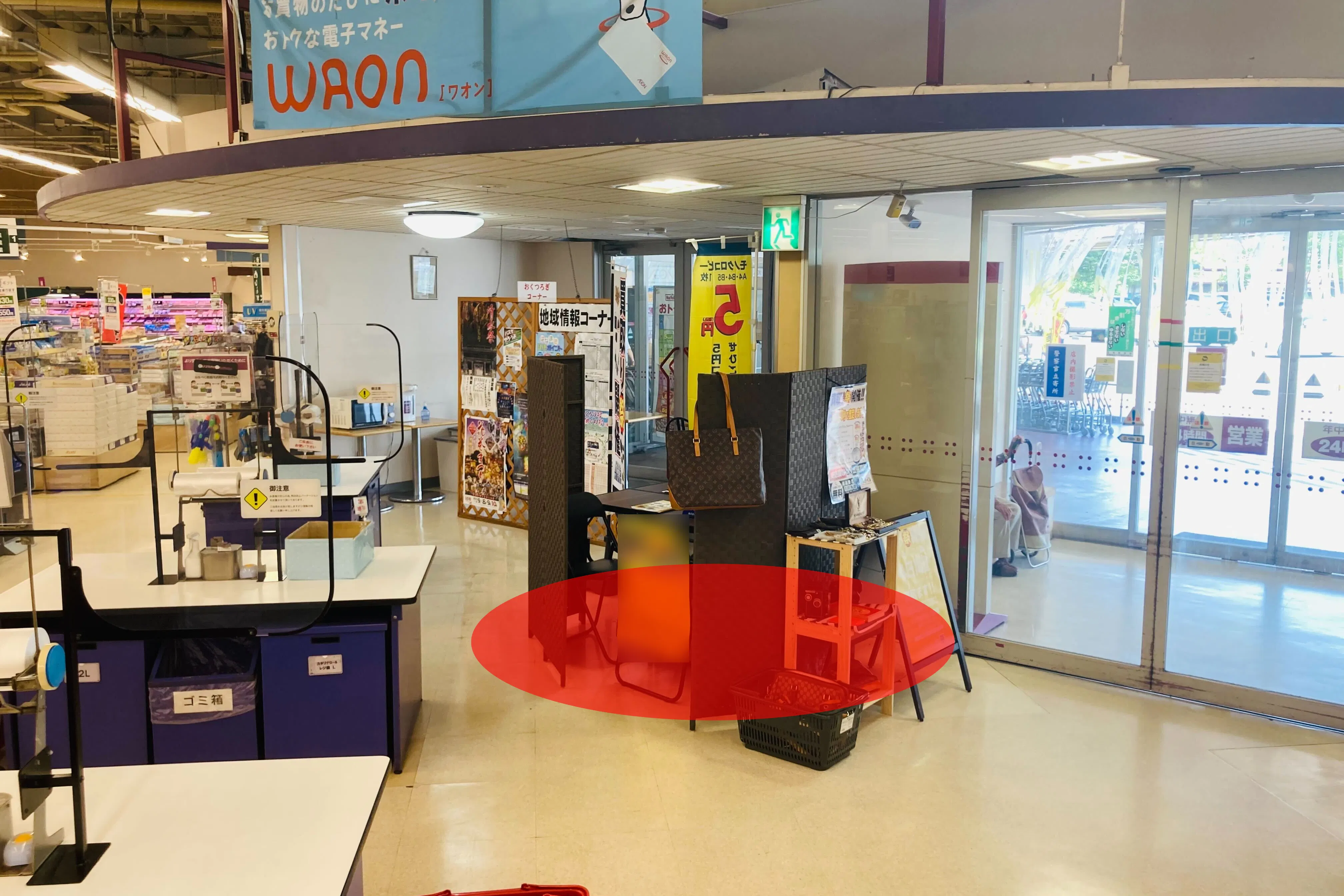 【マックスバリュ花巻店】各種プロモーションイベントや小規模物販に最適な店舗入口付近にあるイベントスペース