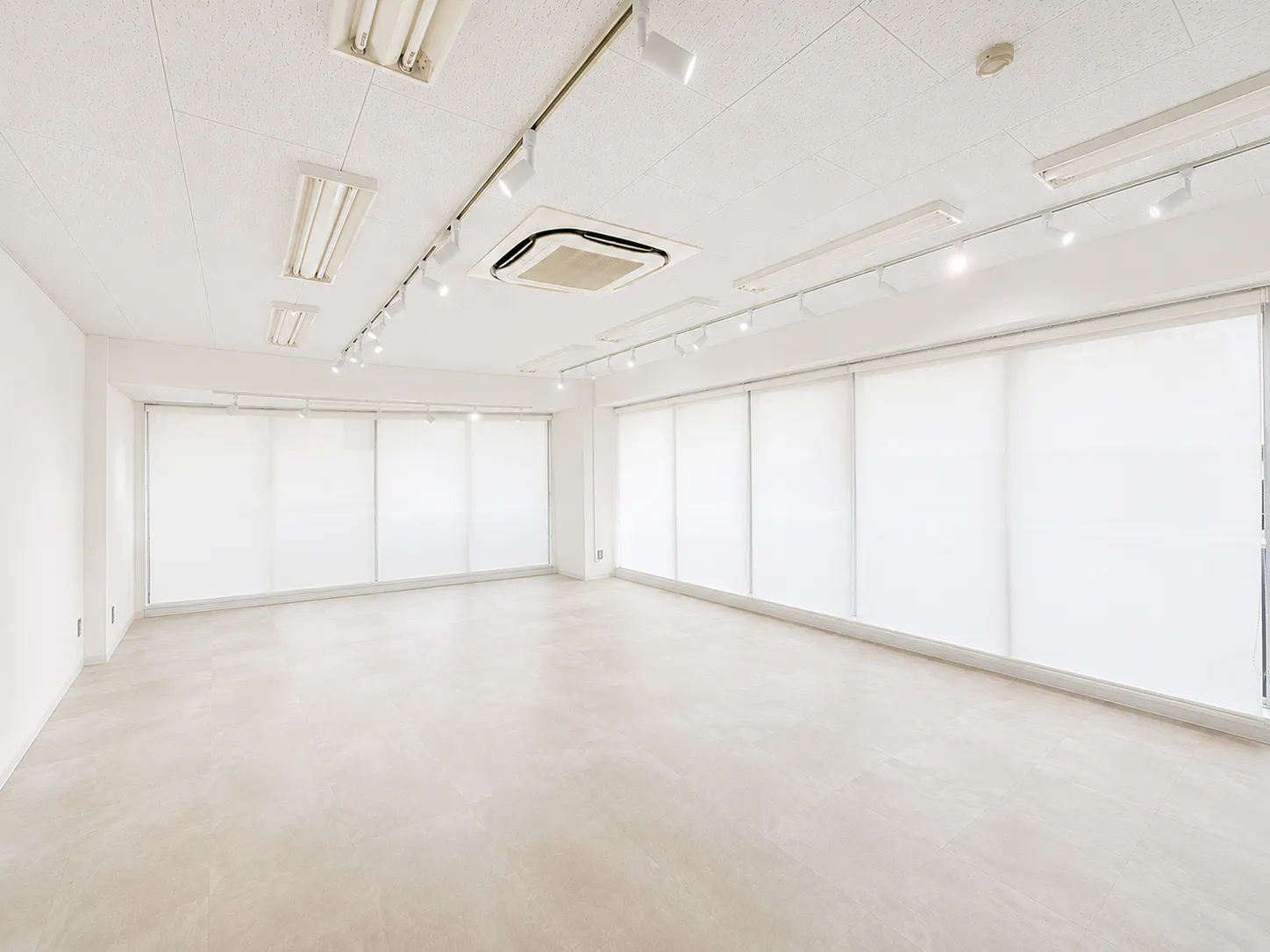 【Piccolo Gallery|麻布十番駅すぐ】自然光が入る白基調の38㎡ギャラリースペース|什器利用可