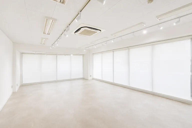【Piccolo Gallery|麻布十番駅すぐ】窓面が広く、自然光を取り入れた明るい空間