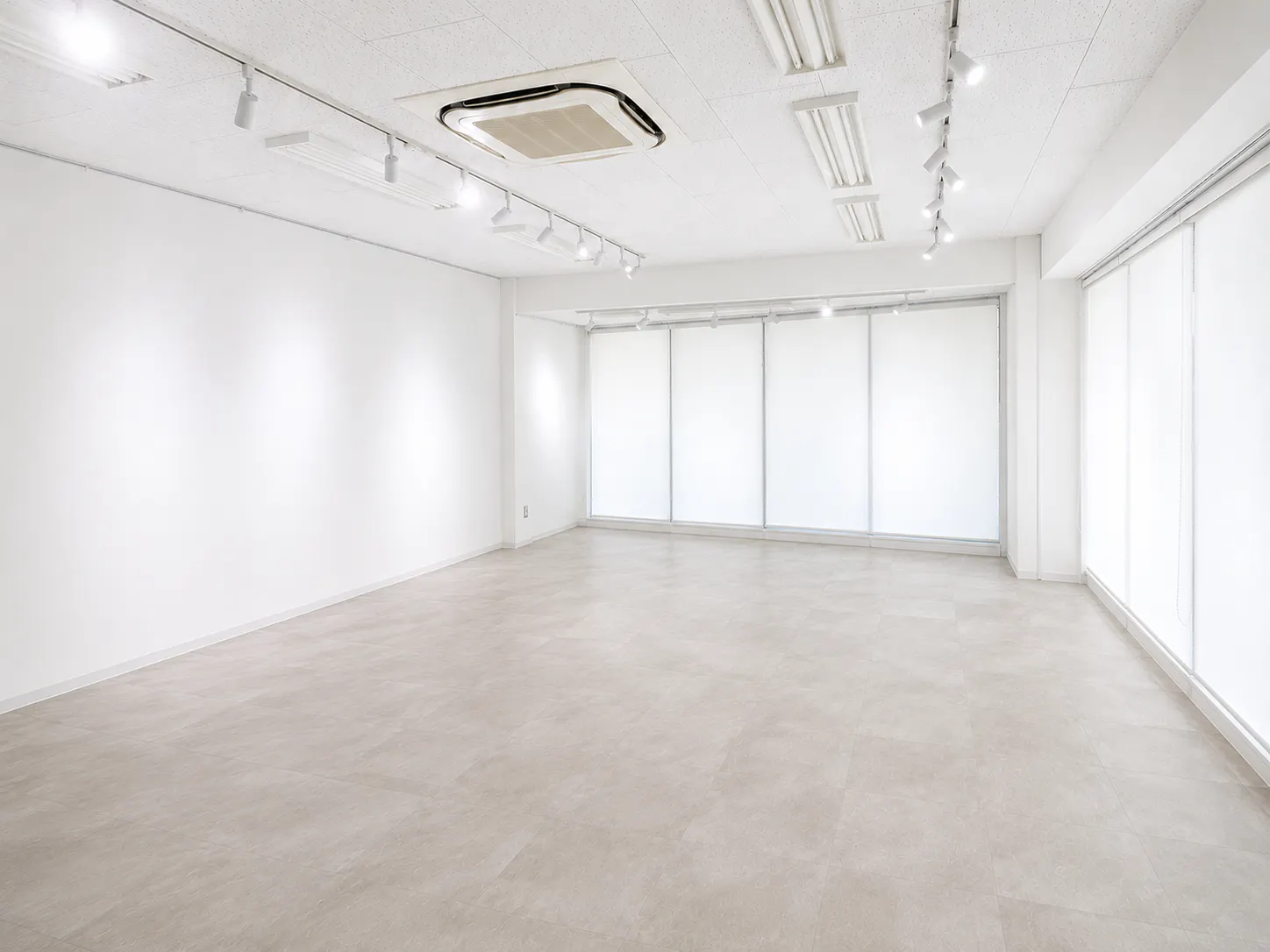 【Piccolo Gallery｜麻布十番駅すぐ】自然光が入る白基調の38㎡ギャラリースペース｜什器利用可の画像