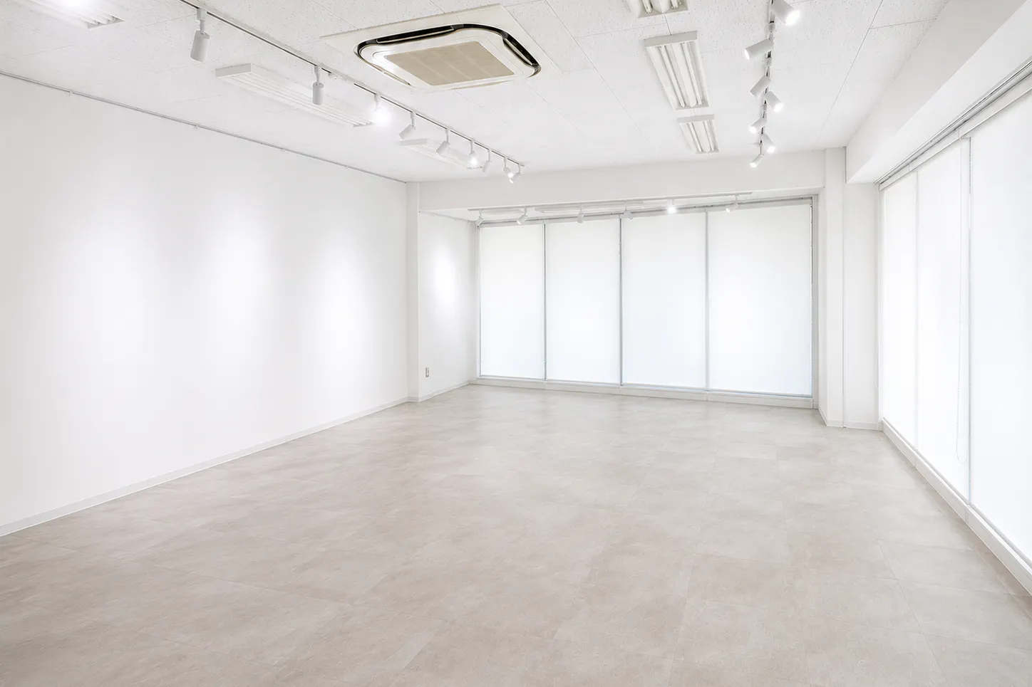 【Piccolo Gallery|麻布十番駅すぐ】自然光が入る白基調の38㎡ギャラリースペース|什器利用可