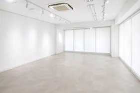 【Piccolo Gallery|麻布十番駅すぐ】自然光が入る白基調の38㎡ギャラリースペース|什器利用可