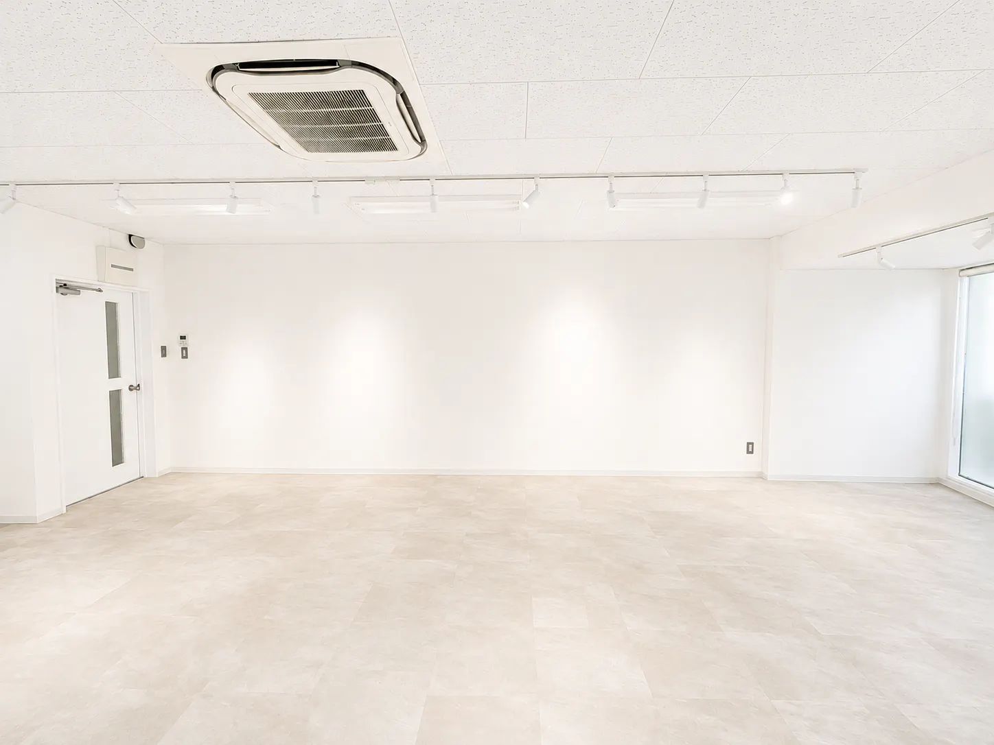 【Piccolo Gallery|麻布十番駅すぐ】自然光が入る白基調の38㎡ギャラリースペース|什器利用可