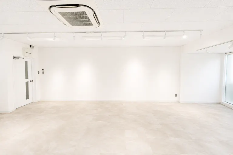 【Piccolo Gallery|麻布十番駅すぐ】Main Wall | メイン壁面:約6.41m サブ壁面:約1.65m 天井高:約2.12〜2.45m