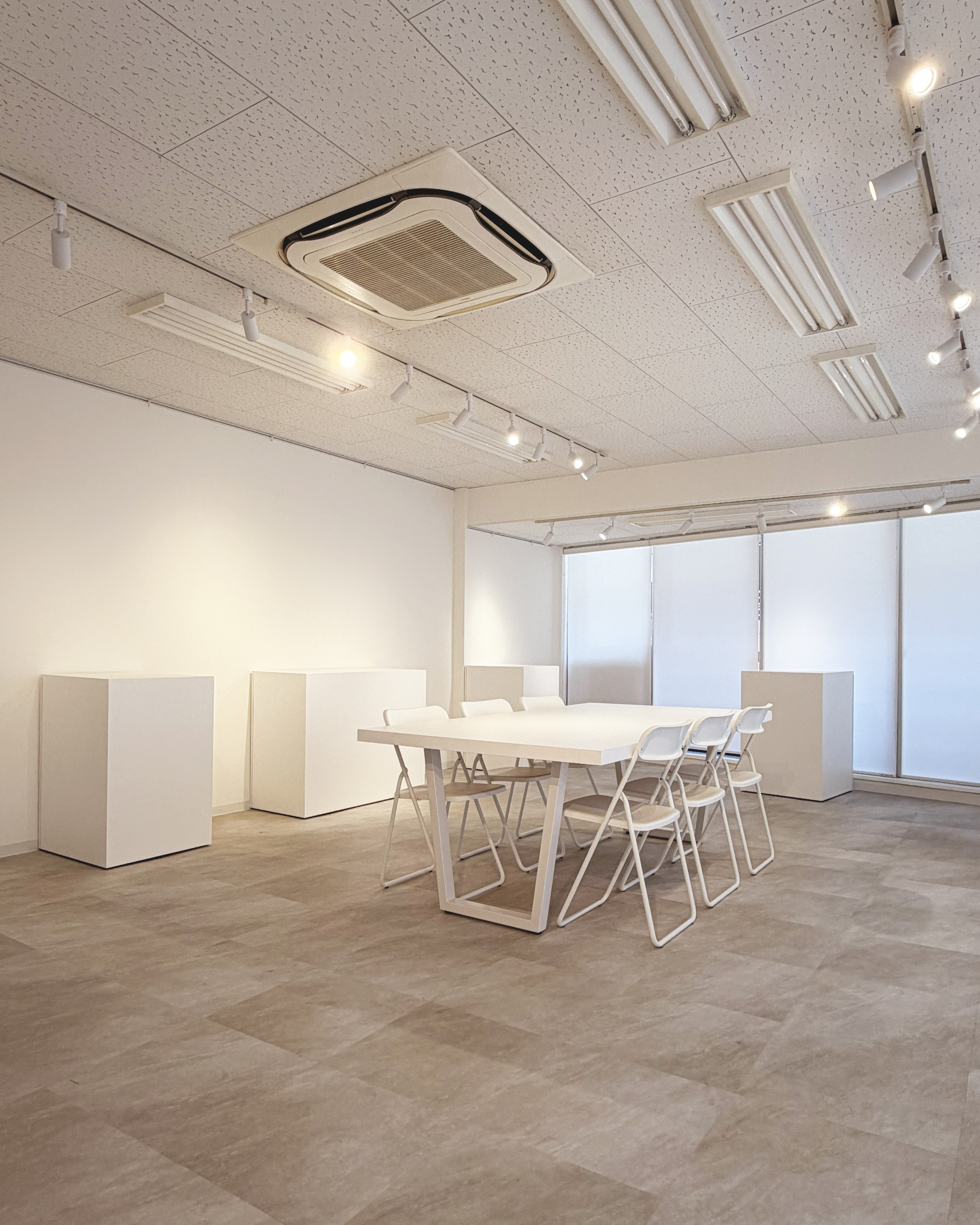 【Piccolo Gallery｜麻布十番駅すぐ】展示台・大型テーブルなどの什器もご利用いただけます