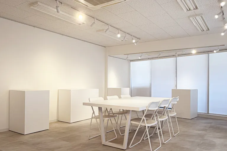 【Piccolo Gallery|麻布十番駅すぐ】展示台・大型テーブルなどの什器もご利用いただけます