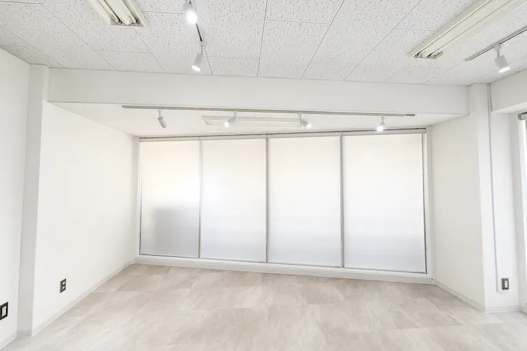 【Piccolo Gallery|麻布十番駅すぐ】Window Side A | 窓面幅:約4.42m 天井高:約2.12m