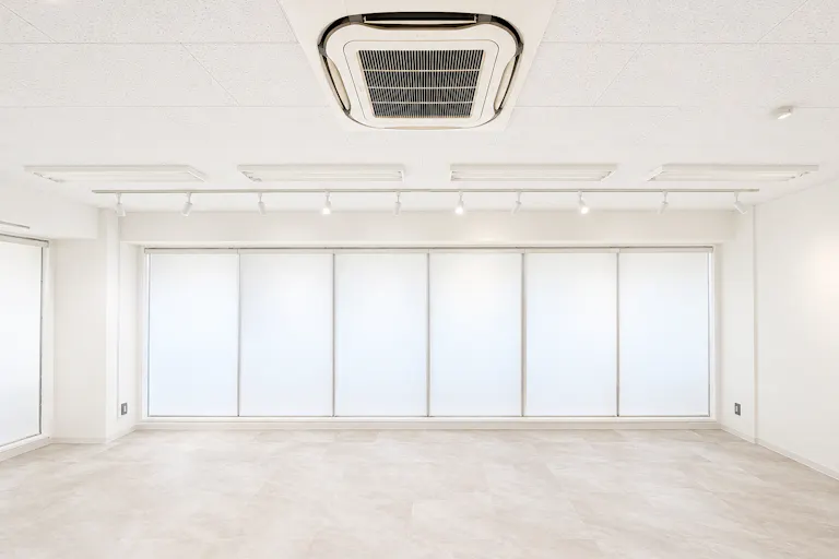 【Piccolo Gallery|麻布十番駅すぐ】Window Side B | 窓面幅:約6.84m 天井高:約2.43m ※梁下:約2.12m