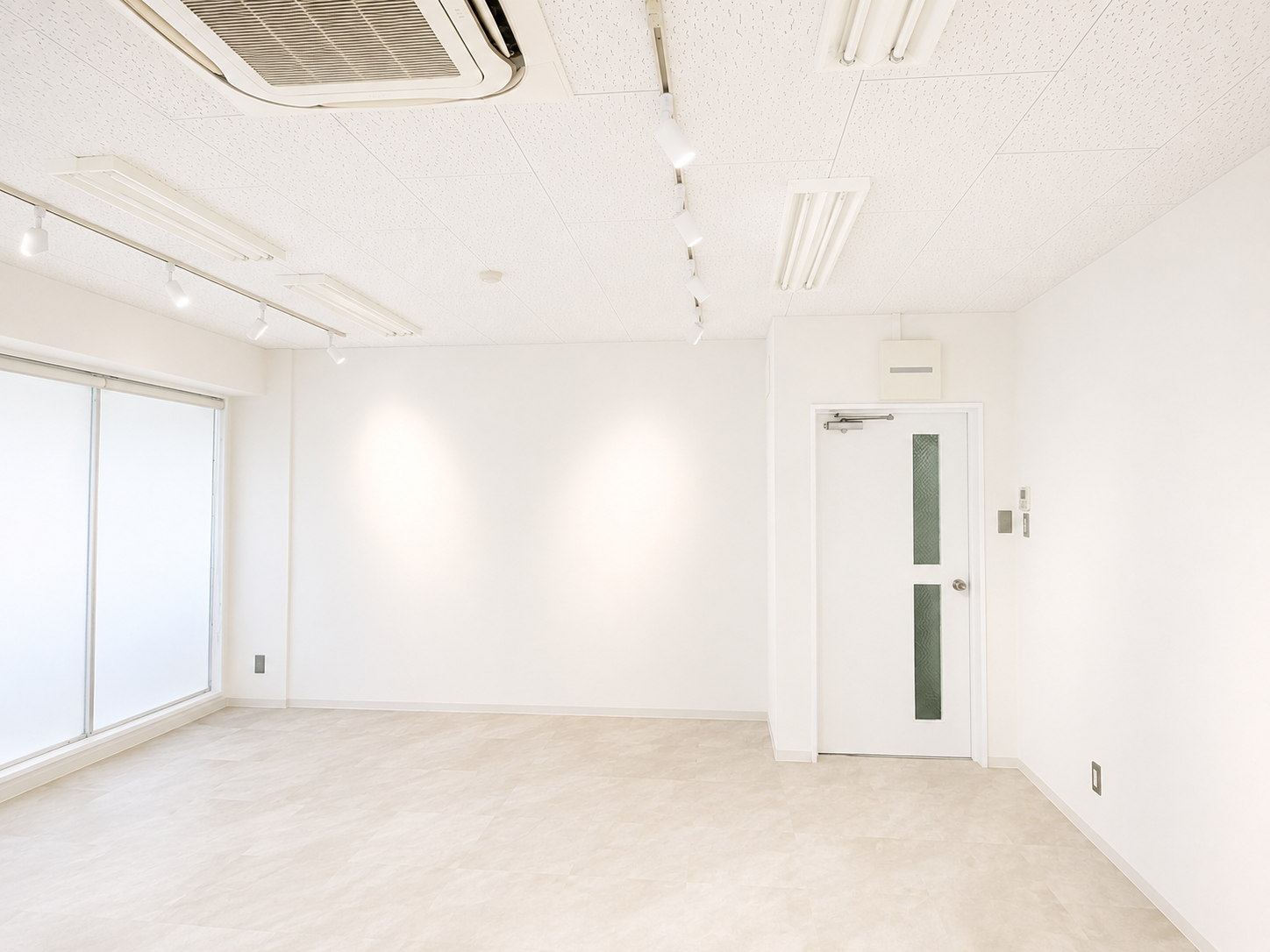 【Piccolo Gallery｜麻布十番駅すぐ】Entrance Wall  |  展示壁面：約3.18m 左側壁面：約0.46m 　天井高：約2.45m 　※梁下：約2.12m