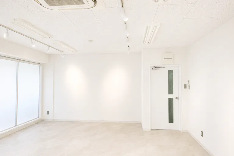 【Piccolo Gallery|麻布十番駅すぐ】Entrance Wall | 展示壁面:約3.18m 左側壁面:約0.46m 天井高:約2.45m ※梁下:約2.12m