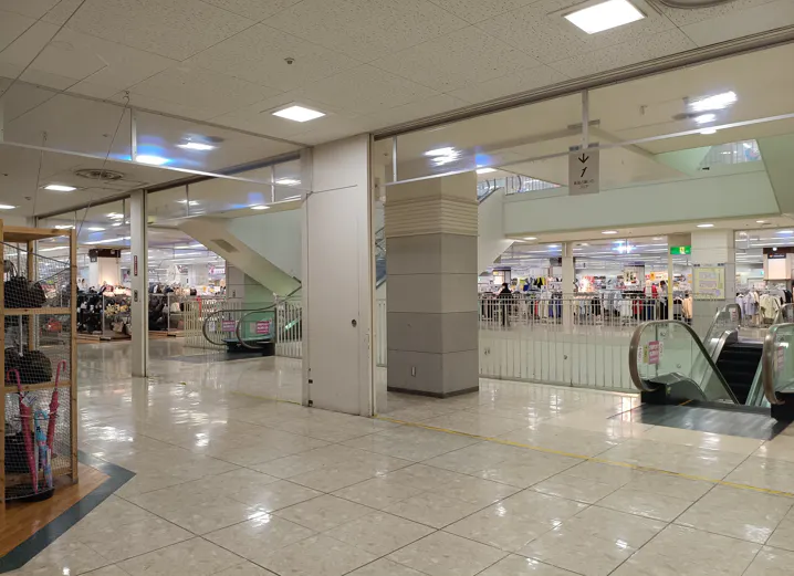 【イオン多賀城】エスカレーター横（CUTE前） 販促プロモーションや物販に最適なスーパー店内催事イベントスペース