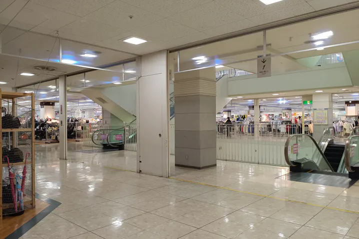 【イオン多賀城】エスカレーター横(CUTE前) 販促プロモーションや物販に最適なスーパー店内催事イベントスペース