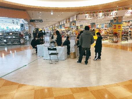 イオンタウン能代】大型のセールスプロモーションや企業PR等に適した家電量販店目の前のイベントスペース｜ショップカウンター