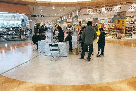 【イオンタウン能代】大型のセールスプロモーションや企業PR等に適した家電量販店目の前のイベントスペース