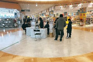 【イオンタウン能代】大型のセールスプロモーションや企業PR等に適した家電量販店目の前のイベントスペース